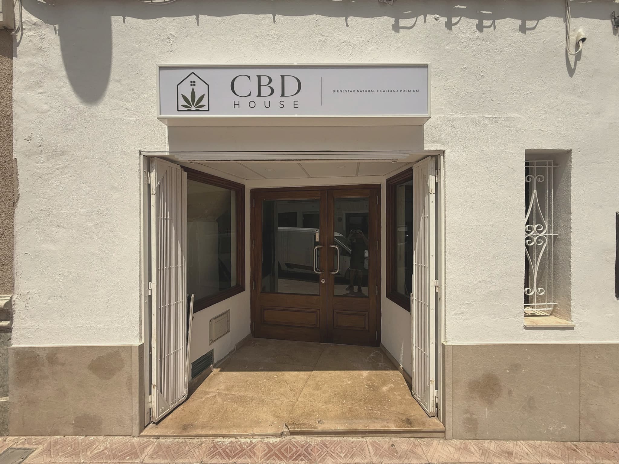 Fachada de CBD House Menorca en Calle Virgen de Gracia, centro de Maó