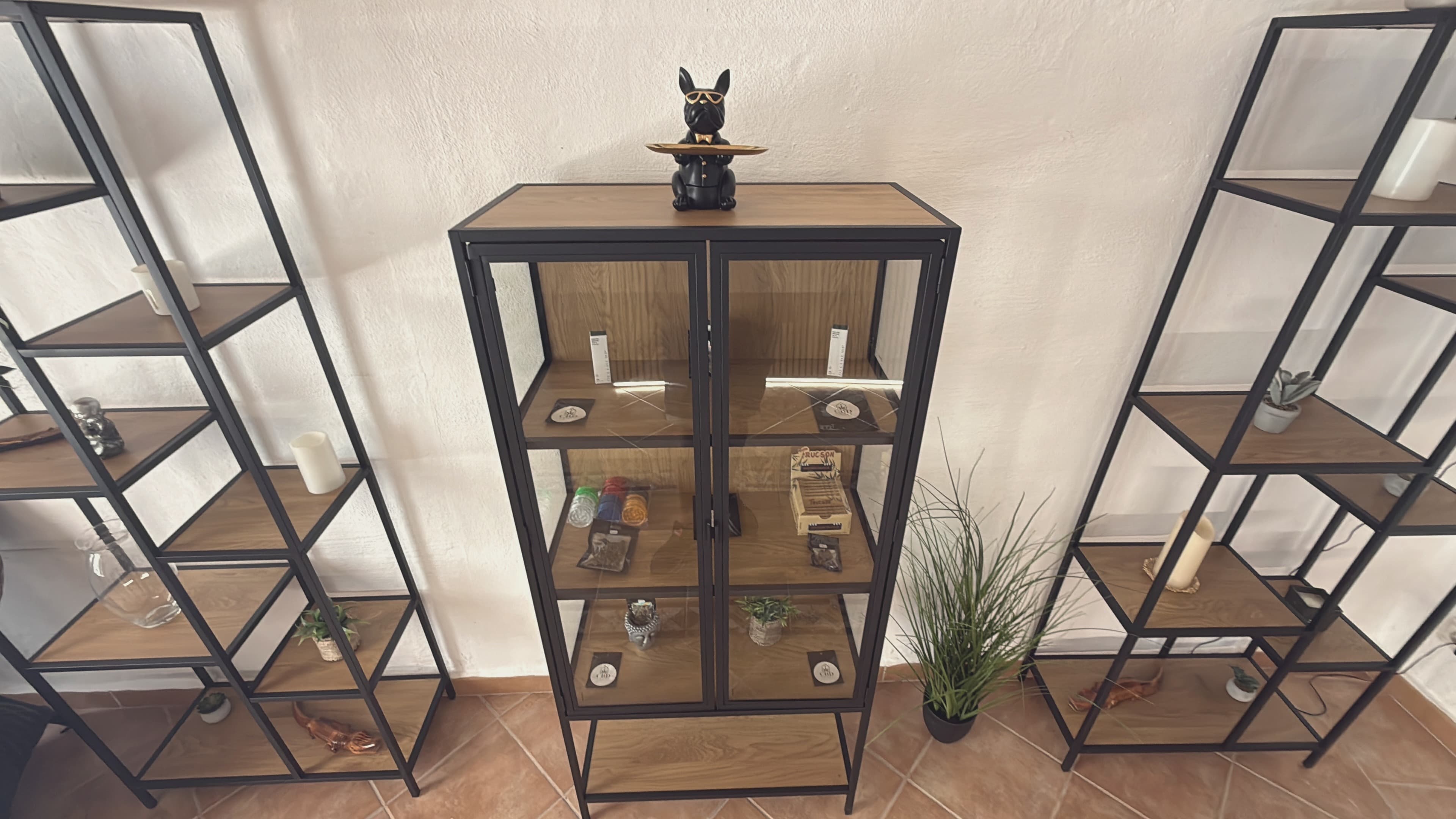 Vitrina con producto en la boutique CBD House Menorca, en Maó